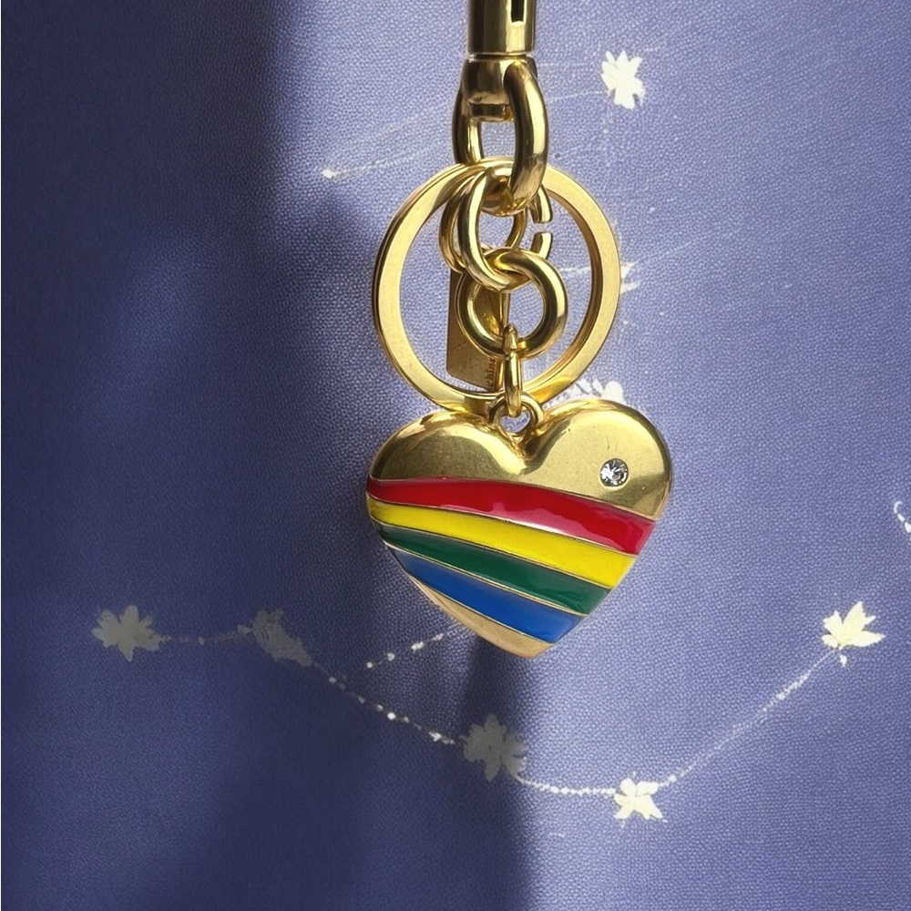 🎍Gold Heart Keychain with Rainbow Stripes - Picture 5 of 8
